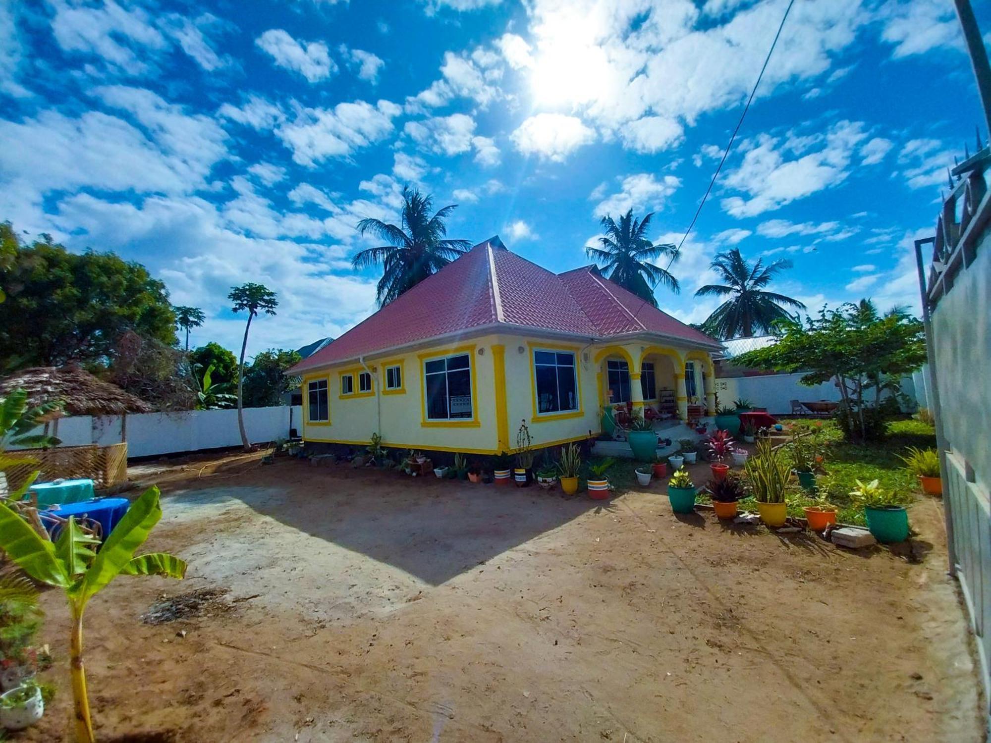 L&J Modern Backpackers Kigamboni Beach House Bed and Breakfast Dar es Salaam Exteriör bild